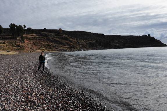 Praia na ilha de Amantani, no lago Titicaca, no Peru